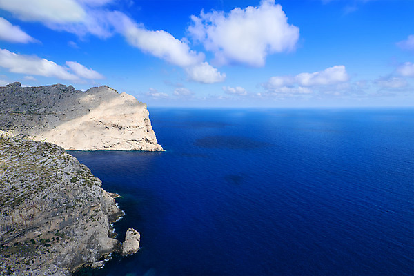 포토 JPG 해외이미지 나무 구름 바다 섬 여행 자연 하늘 휴가 산 풍경 사람없음 야외 초록색 물 여름 파란색 태양 평화 스페인 망토 지중해 부식 스페인어 해외202004 해외포토 자연요소 식물 계절 유럽 컬러 컨셉 생태계 파일형식 이미지허브