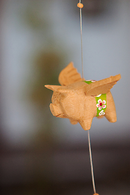 포토 JPG 해외이미지 식물 동물 꽃 밧줄 컨셉 날개 모션 사람없음 목재 초록색 돼지 오브젝트 목각 동물상 핸드메이드 해외202004 해외포토 나무 줄 컬러 재료 포유류 조형물 파일형식 이미지허브