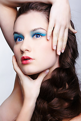 포토 JPG 해외이미지 백인 모델 헤어스타일 손 여자 유럽 얼굴 신체 갈색머리 건강 한명 사람 성인 파란색 유행 회색 흰색 화려 우아함 피부 피부관리 잠금 팔 돌봄 스타일 해외202004 해외포토 서양인 1 나라 컬러 컨셉 모션 신체부위 뷰티 보안 파일형식 이미지허브