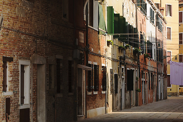 포토 JPG 해외이미지 외관 유럽 도로 건축양식 벽돌 거리 주택 사람없음 야외 건물 빨간색 초록색 컬러풀 이탈리아 조약돌 도시 그림 통로 좁은 베네치아 타운 옛날 해외202004 해외포토 건축물 건축 나라 길 컬러 교통시설 돌_바위 파일형식 이미지허브