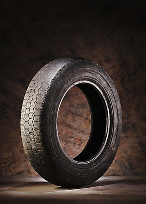 포토 JPG 해외이미지 자동차 사람없음 검은색 반지 바퀴 쓰레기 폐기물 오브젝트 타이어 고무 구식 옛날 해외202004 해외포토 육상교통 컬러 장신구 파일형식 이미지허브