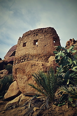 포토 JPG 해외이미지 모래 여행 아프리카 자연 산 건조 따뜻함 손바닥 풍경 경사 사람없음 야외 세로 골짜기 계곡 하이킹 사막 바위 뜨거움 정상 큼 언덕 산등성이 먼지 모로코 사하라 깊이 아랍어 오아시스 절정 지도책 해외202004 해외포토 손 나라 레저 책 돌_바위 크기 생태계 파일형식 이미지허브