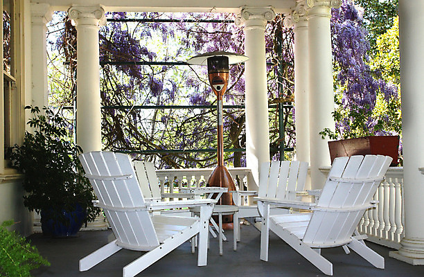 포토 JPG 해외이미지 식물 디자인 외관 꽃 가구 의자 건축양식 탁자 휴식 바닥 주택 사람없음 야외 건물 목재 장식 여름 빛 울타리 태양 문 평화 정원 맑음 보라색 봄 흰색 기둥 오픈 개화 갑판 식민지 옛날 철책 스타일 해외202004 해외포토 자연요소 나무 건축물 계절 건축 컬러 생활용품 컨셉 배_교통 재료 날씨 담장 파일형식 이미지허브