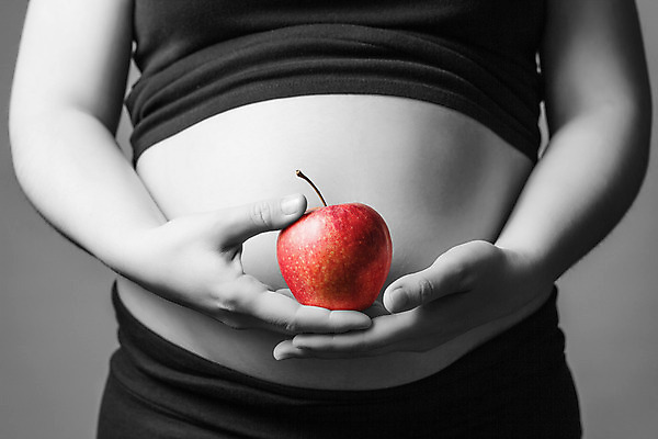 포토 JPG 해외이미지 가족 엄마 관리 사랑 한명 빨간색 임산부 임신 만지기 아기 출산 기다림 사과 해외202004 해외포토 1 감정 컬러 과일 관계 모션 사람 파일형식 이미지허브