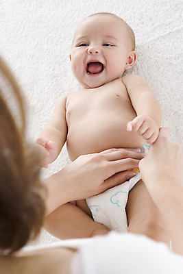 포토 JPG 해외이미지 전신 백인 여자 무기 교실 가족 놀이 엄마 한명 사람 두명 세로 30대 눕기 기댐 침묵 아기 신생아 마사지 즐거움 기저귀 결백 천진난만 해외202004 해외포토 서양인 1 교육 감정 컨셉 학교 관계 모션 장년 소리 아기용품 파일형식 이미지허브