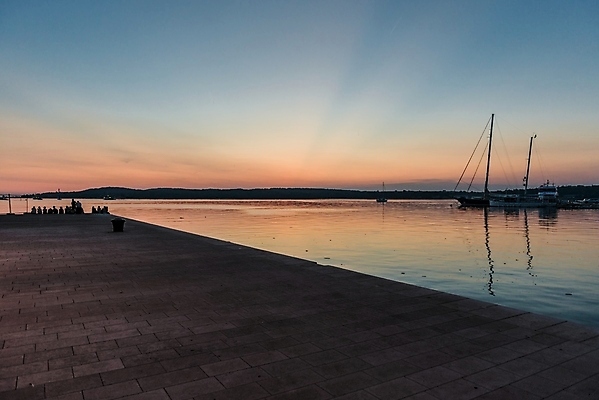 포토 JPG 해외이미지 주간 바다 하늘 사람없음 야외 일몰 조선소 해외202004 해외포토 자연요소 산업 노을 파일형식 이미지허브