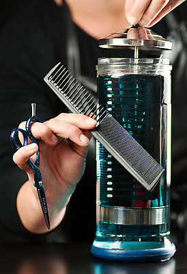 포토 JPG 해외이미지 여자 유리 건강 한명 상점 스파 청결 도구 머리빗 액체 미용사 세제 해결 청소부 몸단장 소독 스타일리스트 위생관리 이발사 철강 화학물질 살균 스타일 해외202004 해외포토 직업 1 재질 관리 사람 미용용품 화학 위생 파일형식 이미지허브