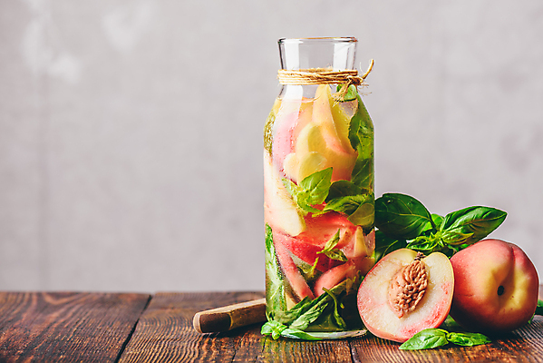 포토 JPG 해외이미지 음료 회색배경 단면 유리병 실내 사람없음 나이프 달콤 담기 복숭아 바질 나무탁자 복숭아씨 디톡스 해외202004 해외포토 식기 백그라운드 과일 모션 탁자 병_용기 건강 씨앗 내부 회색 칼 맛 파일형식 이미지허브