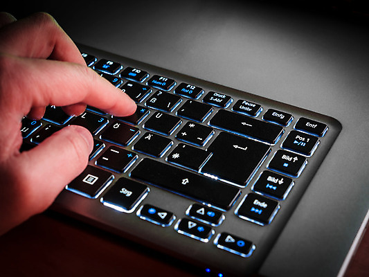 포토 JPG 해외이미지 손 손가락 버튼 조명 사람없음 파란색 노트북 빛 컴퓨터 사무실 노란색 검은색 공책 자료 엄지손가락 게임 흰색 타이핑 키보드 기록 업무 작업 은색 편지 시작 게이머 프로그래밍 하드웨어 해외202004 해외포토 컬러 비즈니스 놀이 문구용품 신체부위 전자제품 개발 파일형식 이미지허브