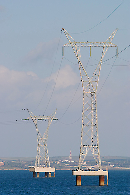 포토 JPG 해외이미지 선 하늘 골격 액자틀 사람없음 파란색 탑 에너지 역 메인 전염 철사 볼트 전압 해외202004 해외포토 건축물 컬러 액자 교통시설 틀 공구 질병 감염 파일형식 이미지허브