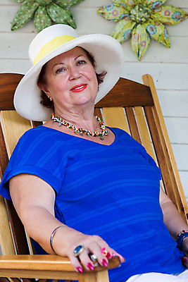 포토 JPG 해외이미지 라이프스타일 여자 행복 여유 셔츠 의자 엄마 휴식 건강 사랑 한명 앉기 야외 목재 파란색 노란색 평화 침묵 수확 주름 편안함 은퇴 갑판 만족 옛날 해외202004 해외포토 나무 1 감정 컬러 가구 컨셉 상의 농업 배_교통 재료 가족 모션 사람 생활 소리 감각 파일형식 이미지허브