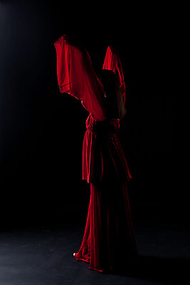 포토 JPG 해외이미지 백인 1 드레스 옷 그림자 미술 한명 사람 옆모습 빨간색 세로 검은색 어둠 댄서 흰색 기다림 고독 시작 전후 해외202004 해외포토 서양인 직업 감정 뷰포인트 컬러 모션 문화예술 비교 파일형식 이미지허브