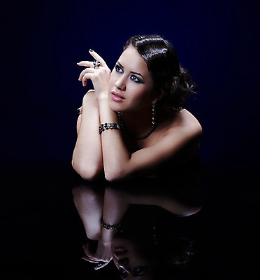 포토 JPG 해외이미지 백인 모델 라이프스타일 헤어스타일 손 여자 유럽 얼굴 목걸이 장신구 팔찌 탁자 갈색머리 한명 사람 파란색 반사 유행 화장품 거울 흰색 반지 화려 우아함 보석 스타일 해외202004 해외포토 서양인 1 나라 컬러 가구 컨셉 생활 신체부위 뷰티 광석 파일형식 이미지허브