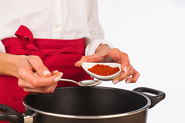 포토 JPG 해외이미지 스튜디오촬영 계절 여자 음식 재료 주방용품 파프리카 관리 요리 사람없음 가로 숟가락 요리사 식사 기구 작업 뜨거움 양념 조미료 냄비 티스푼 찌개 가루 향신료 준비 매움 고립 캐서롤 카피스페이스 해외202004 해외포토 직업 생활용품 채소 수저 실내 사람 공백 용기_그릇 맛 솥 향미료 파일형식 이미지허브