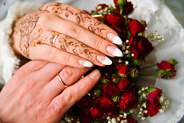 포토 JPG 해외이미지 백인 손 커플 여자 꽃 꽃다발 결혼 2 꽃무늬 손가락 신혼부부 결혼식 남편 함께함 사랑 사람 사람없음 장미 터치 축하 반지 아내 황금 손톱관리 손톱 해외202004 해외포토 서양인 식물 부부 감정 컨셉 무늬 장신구 관계 이벤트 신체부위 네일아트 신혼 파일형식 이미지허브