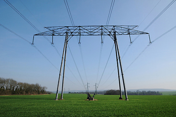 포토 JPG 해외이미지 산업 선 밭 농업 자연 하늘 사람없음 야외 초록색 파란색 금속 힘 에너지 프랑스 기둥 위험 밀 철사 철탑 전압 해외202004 해외포토 건축 유럽 컬러 컨셉 재질 곡류 탑 생태계 파일형식 이미지허브