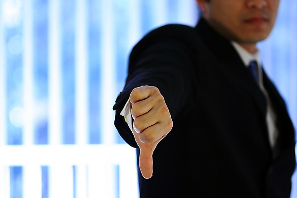 포토 JPG 해외이미지 포즈 비즈니스 손가락 한명 판매 엄지손가락 비즈니스맨 선택 거절 나쁜 마케팅 주장 해외202004 해외포토 1 손 남자 컨셉 사람 직장인 파일형식 이미지허브