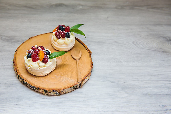 포토 JPG 해외이미지 열매 음식 백그라운드 크리스마스 과일 부분 탁자 딸기 휴가 디저트 요리 사람없음 장식 빨간색 갈색 과자 케이크 계란 검은색 빵집 흰색 시골 대접 신선 생일 고급 우아함 달콤 맛 작음 굽기 크림 블루베리 산딸기 고립 머랭 미니 숙성 페스츄리 핸드메이드 캐러멜 해외202004 해외포토 식물 기념일 빵 컬러 가구 컨셉 상점 알 크기 구이 파일형식 이미지허브