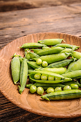 포토 JPG 해외이미지 실내 사람없음 완두콩 꼬투리 나무접시 해외202004 해외포토 접시 콩 내부 파일형식 이미지허브