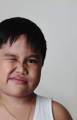 포토 JPG 해외이미지 응시 남자 얼굴 회색배경 한명 동양인 소년 회색 표현 찡그림 해외202004 해외포토 1 시선 어린이 컬러 백그라운드 표정 사람 인종 신체부위 파일형식 이미지허브