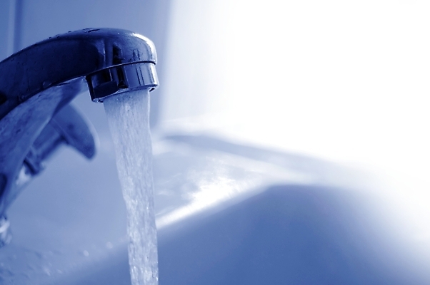 포토 JPG 해외이미지 가정 실내 사람없음 물 파란색 달리기 환경 금속 젖음 흐름 추위 욕실 물방울 액체 씻기 청소 싱크대 수도꼭지 화장실 배관공 위생관리 적자 해외202004 해외포토 자연요소 컬러 컨셉 모션 재질 관리 내부 청결 개수대 파일형식 이미지허브