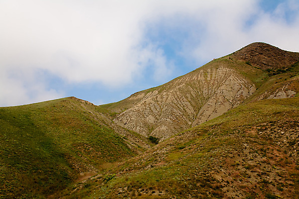 포토 JPG 해외이미지 식물 구름 유럽 자연 하늘 산 그림자 풍경 사람없음 야외 가로 초록색 파란색 햇빛 맑음 회색 언덕 산등성이 해외202004 해외포토 자연요소 나라 컬러 날씨 태양 생태계 파일형식 이미지허브