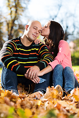 포토 JPG 해외이미지 백인 커플 공원 여자 행복 결혼 잎 가족 포옹 자연 휴식 함께함 사랑 웃음 사람 앉기 야외 두명 아웃포커스 가로 컬러풀 눕기 기쁨 결합 흥분 해외202004 해외포토 서양인 식물 공공시설 감정 컬러 컨셉 관계 안기 모션 촬영기법 표정 이벤트 생태계 파일형식 이미지허브