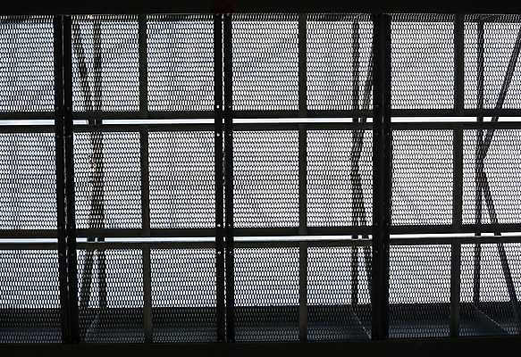 포토 JPG 해외이미지 실루엣 산업 선 백그라운드 건축양식 하늘 표면 지붕 추상 바닥 프레임 골격 세포 사람없음 건물 가로 세로 금속 검은색 회색 덮개 도시 그물 땅 철 천장 질감 머리위 철사 뼈대 망사 공학 쇠창살 철강 해외202004 해외포토 건축물 교육 건축 컬러 무늬 재질 촬영기법 뚜껑 직물 파일형식 이미지허브