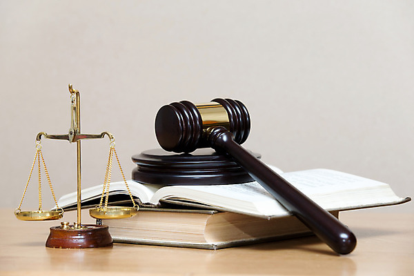 포토 JPG 해외이미지 회색배경 실내 사람없음 책 오브젝트 법 의사봉 양팔저울 해외202004 해외포토 백그라운드 저울 내부 회색 파일형식 이미지허브