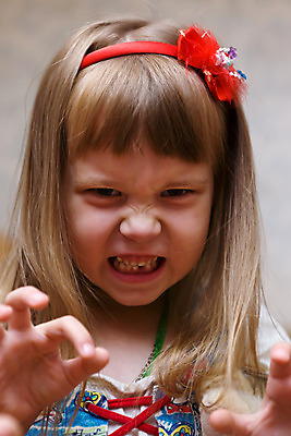 포토 JPG 해외이미지 1 드레스 여자 딸 행복 감정 얼굴 어린이 포즈 장난 한명 금발 기쁨 표현 아기 유머 작음 해외202004 해외포토 헤어스타일 옷 가족 사람 신체부위 크기 파일형식 이미지허브