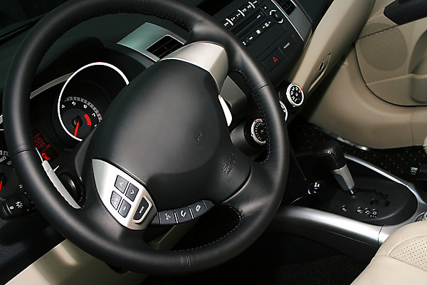 포토 JPG 해외이미지 산업 여행 교통시설 자동차 사람없음 가로 빨간색 빛 어둠 운전 에너지 정보 판넬 바퀴 운전사 방향 속도 연료 시스템 계량기 레이서 속도계 자동 방식 해외202004 해외포토 직업 육상교통 컬러 교통 모션 시설 파일형식 이미지허브