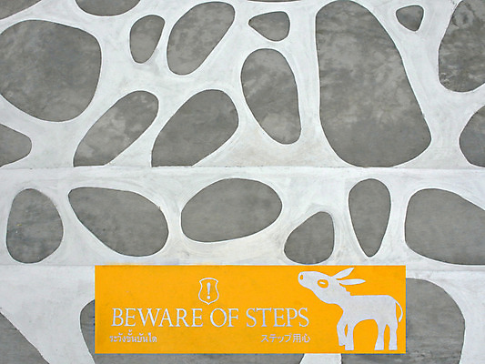 포토 JPG 해외이미지 백그라운드 표면 바닥 경고 안전 사람없음 빨간색 파란색 노란색 검은색 가을 마음 미끄러짐 위험 심볼 손목시계 사인 조심 공지사항 단계 경보 돌봄 땅바닥 해외202004 해외포토 계절 시계 컬러 컨셉 장신구 모션 파일형식 이미지허브