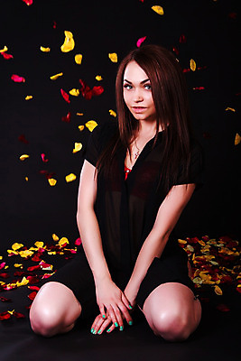 포토 JPG 해외이미지 백인 모델 여자 꽃잎 꽃 백그라운드 잎 휴식 바닥 갈색머리 사랑 한명 앉기 빨간색 장미 갈색 노란색 유행 검은색 스파 어둠 기쁨 꿈 흰색 가운 투명 떨어짐 아로마 스타일 해외202004 해외포토 서양인 식물 1 헤어스타일 옷 감정 컬러 컨셉 모션 사람 파일형식 이미지허브