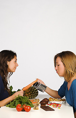 포토 JPG 해외이미지 백인 긴머리 여자 음식 2 다이어트 채소 갈색머리 건강 사탕 20대 두명 세로 금발 초콜릿 당근 계산기 잡기 계산 좌절 검은머리 정크푸드 상추 머핀 칼로리 고립 조언 카운트 카피스페이스 해외202004 해외포토 서양인 헤어스타일 감정 빵 컨셉 모션 문구용품 디저트 뿌리채소 사람 청년 공백 장비 파일형식 이미지허브