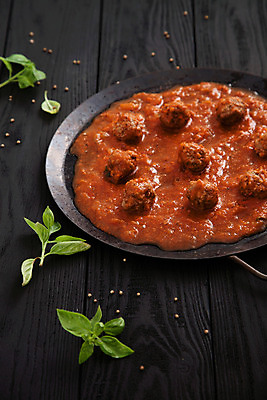 포토 JPG 해외이미지 전통 접시 음식 컨셉 다이어트 토마토 채소 공 파슬리 건강 육류 돼지고기 요리 사람없음 목재 식당 식사 저녁식사 이탈리아 소고기 튀김 신선 고명 그룹 맛 미트볼 지중해 먹기 허브 후추 토마토소스 점심식사 입가심 해외202004 해외포토 나무 식물 식기 유럽 바다 식재료 재료 모션 상점 소스_음식 향신료 파일형식 이미지허브