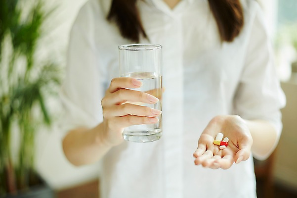 포토 JPG 손 여자 실내 한명 들기 20대 성인 앞모습 아웃포커스 신체부위 알약 물컵 성인여자한명만 국내포토 1 뷰포인트 모션 촬영기법 사람 청년 내부 컵 약 여자한명만 성인여자만 파일형식