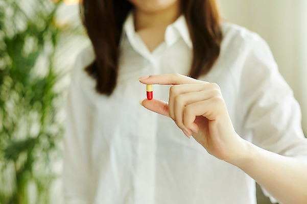 포토 JPG 손 여자 실내 한명 들기 20대 성인 앞모습 아웃포커스 신체부위 알약 성인여자한명만 국내포토 1 뷰포인트 모션 촬영기법 사람 청년 내부 약 여자한명만 성인여자만 파일형식