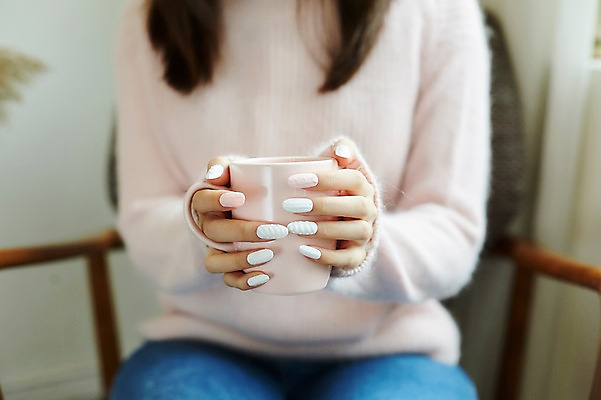 포토 JPG 손 여자 실내 한명 들기 20대 성인 앞모습 아웃포커스 신체부위 컵 잡기 네일아트 물컵 성인여자한명만 젤네일 국내포토 1 식기 뷰포인트 모션 촬영기법 사람 청년 내부 뷰티 여자한명만 성인여자만 파일형식