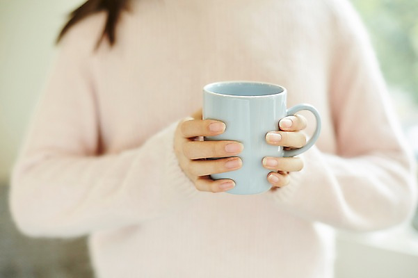 포토 JPG 손 여자 실내 한명 들기 20대 성인 앞모습 아웃포커스 신체부위 컵 잡기 물컵 성인여자한명만 국내포토 1 식기 뷰포인트 모션 촬영기법 사람 청년 내부 여자한명만 성인여자만 파일형식