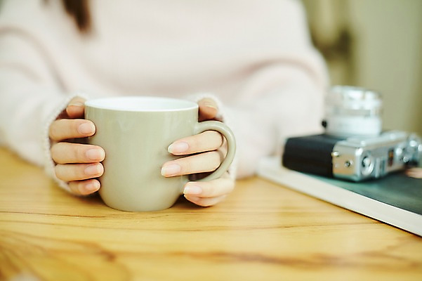 포토 JPG 손 여자 실내 한명 들기 20대 성인 앞모습 아웃포커스 신체부위 컵 카메라 잡기 물컵 성인여자한명만 국내포토 1 식기 뷰포인트 모션 촬영기법 사람 청년 내부 전자제품 여자한명만 성인여자만 파일형식