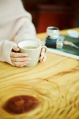 포토 JPG 손 여자 실내 한명 들기 20대 성인 목재 아웃포커스 신체부위 컵 카메라 잡기 물컵 책상 성인여자한명만 국내포토 나무 1 식기 가구 재료 모션 촬영기법 사람 청년 내부 전자제품 여자한명만 성인여자만 파일형식