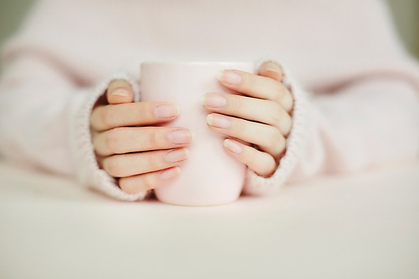 포토 JPG 손 여자 실내 한명 들기 20대 성인 앞모습 아웃포커스 신체부위 컵 잡기 물컵 성인여자한명만 국내포토 1 식기 뷰포인트 모션 촬영기법 사람 청년 내부 여자한명만 성인여자만 파일형식