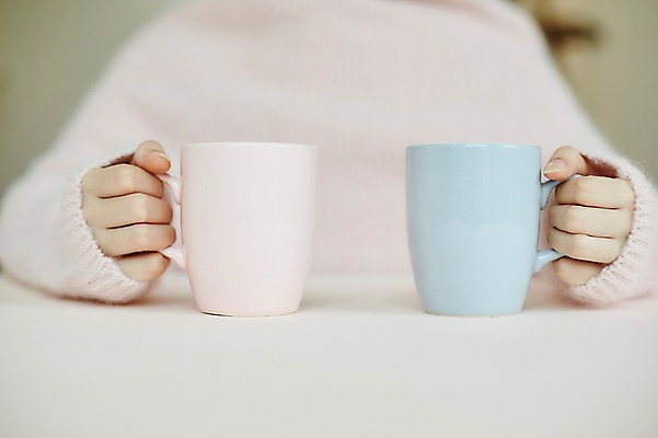 포토 JPG 손 여자 실내 한명 들기 20대 성인 앞모습 아웃포커스 신체부위 컵 잡기 물컵 성인여자한명만 국내포토 1 식기 뷰포인트 모션 촬영기법 사람 청년 내부 여자한명만 성인여자만 파일형식