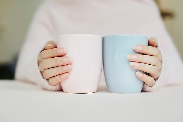 포토 JPG 손 여자 실내 한명 들기 20대 성인 앞모습 아웃포커스 신체부위 컵 잡기 물컵 성인여자한명만 국내포토 1 식기 뷰포인트 모션 촬영기법 사람 청년 내부 여자한명만 성인여자만 파일형식