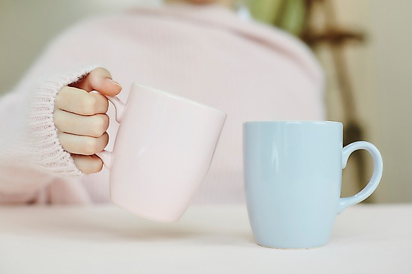 포토 JPG 손 여자 실내 한명 들기 20대 성인 앞모습 아웃포커스 신체부위 컵 잡기 물컵 성인여자한명만 국내포토 1 식기 뷰포인트 모션 촬영기법 사람 청년 내부 여자한명만 성인여자만 파일형식