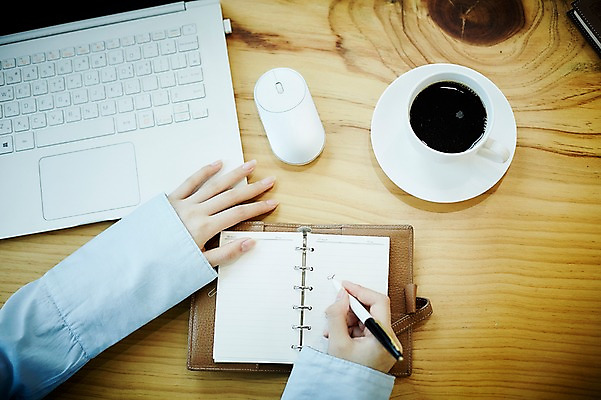 포토 JPG 손 여자 커피 실내 한명 20대 성인 목재 신체부위 노트북 하이앵글 다이어리 기록 마우스 커피잔 책상 성인여자한명만 국내포토 나무 1 음료 뷰포인트 가구 재료 잔 사람 청년 내부 전자제품 컴퓨터용품 사무용품 여자한명만 성인여자만 파일형식