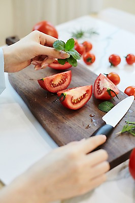 포토 JPG 손 여자 토마토 방울토마토 도마 실내 요리 한명 20대 성인 아웃포커스 신체부위 칼 허브 애플민트 성인여자한명만 국내포토 식물 1 채소 주방용품 촬영기법 사람 청년 내부 민트 여자한명만 성인여자만 파일형식
