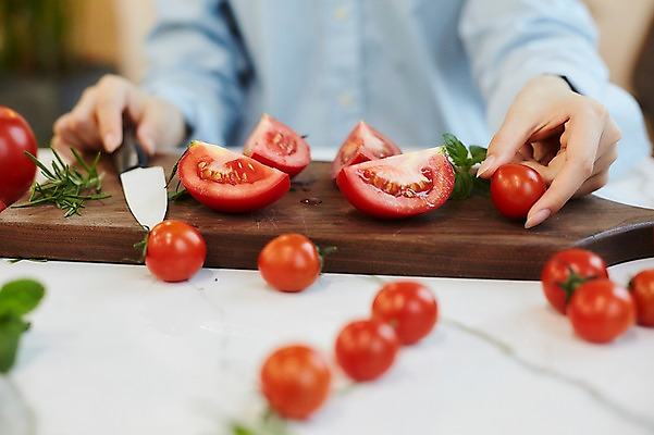 포토 JPG 손 여자 토마토 방울토마토 도마 실내 요리 한명 20대 성인 앞모습 아웃포커스 신체부위 칼 허브 애플민트 성인여자한명만 국내포토 식물 1 뷰포인트 채소 주방용품 촬영기법 사람 청년 내부 민트 여자한명만 성인여자만 파일형식