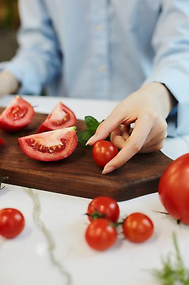 포토 JPG 손 여자 토마토 방울토마토 도마 실내 요리 한명 20대 성인 앞모습 아웃포커스 신체부위 잡기 허브 애플민트 성인여자한명만 국내포토 식물 1 뷰포인트 채소 모션 주방용품 촬영기법 사람 청년 내부 민트 여자한명만 성인여자만 파일형식