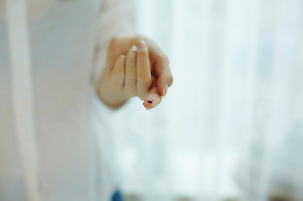 포토 JPG 손 여자 실내 한명 20대 성인 앞모습 아웃포커스 신체부위 커튼 성인여자한명만 국내포토 1 뷰포인트 촬영기법 사람 청년 내부 여자한명만 성인여자만 파일형식